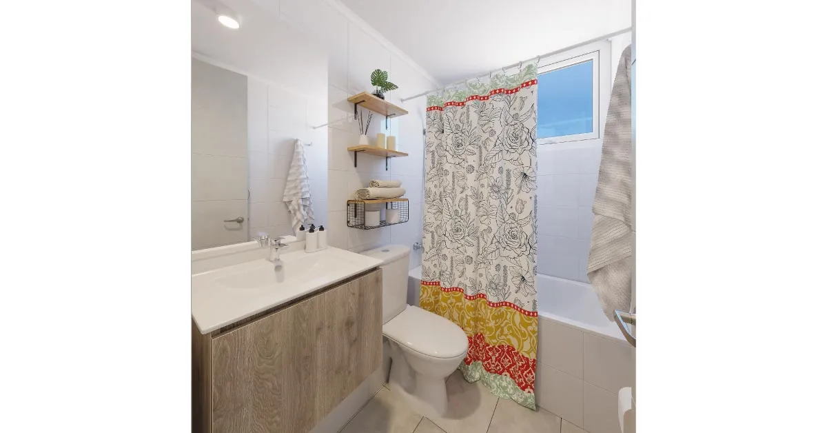 Baño con luz natural de Condominio Trocadero en Antofagasta, destacando el vanitorio con cubierta de loza vítrea.