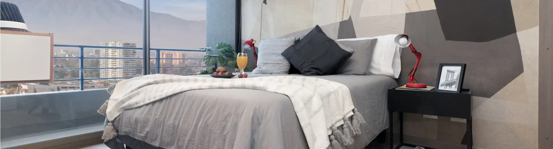 Cómodo dormitorio en suite con piso vinílico SPC en piloto de Edificio Lía Aguirre, La Florida.