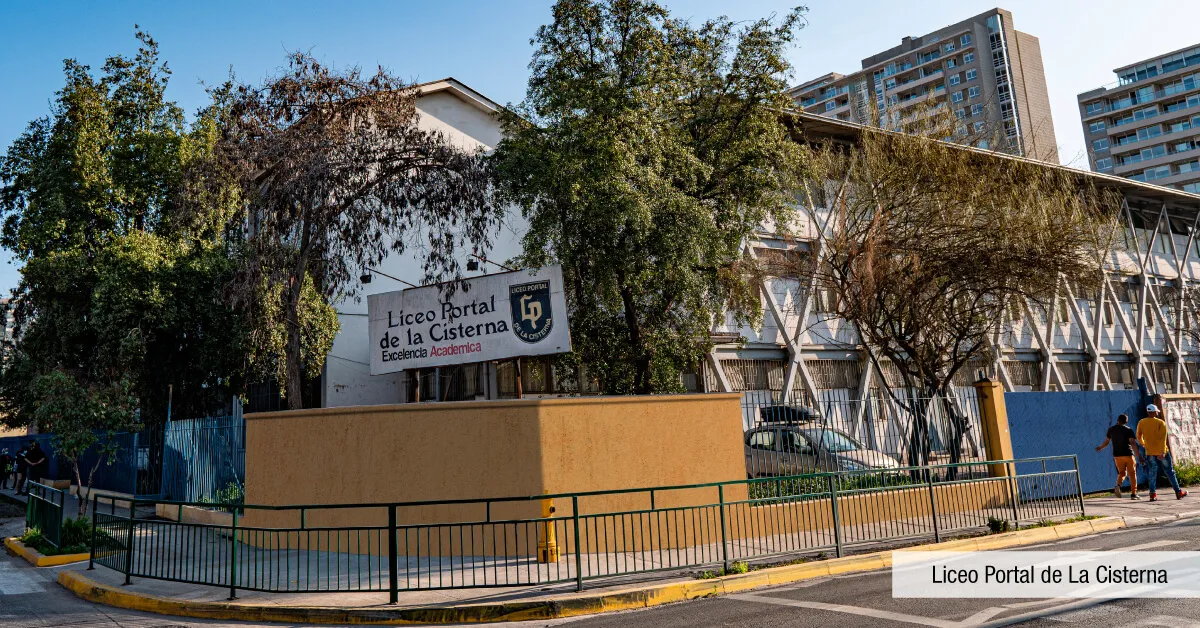 Liceo Portal de La Cisterna cerca de Edificio Briones Luco, destacando oferta educativa local.