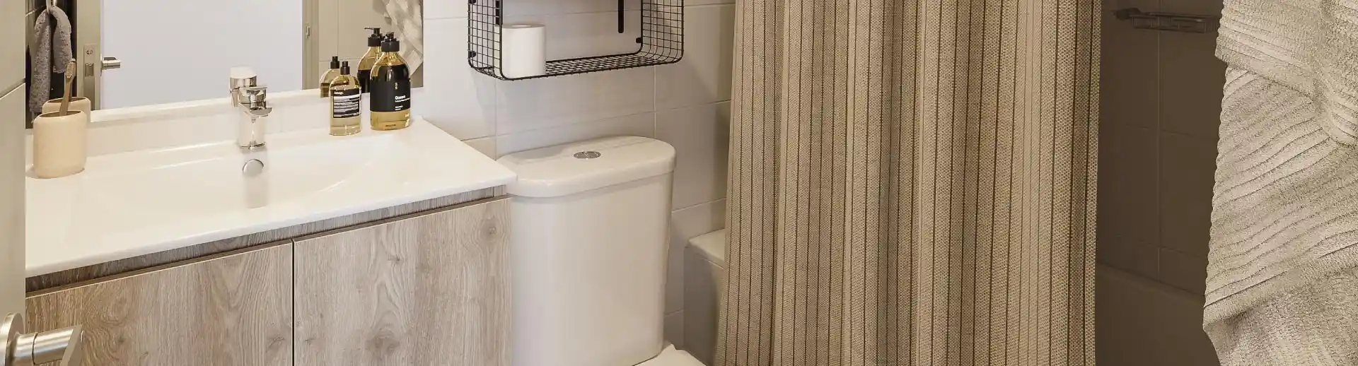 Baño de Condominio Trocadero en Antofagasta, mostrando su piso gres porcelánico y vanitorio de loza vítrea.