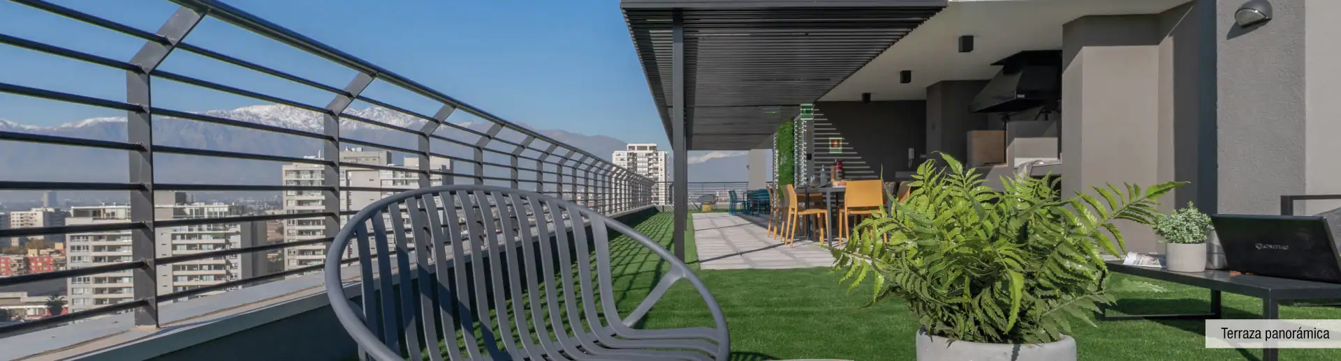 Terraza panorámica en cubierta de Edificio Briones Luco, La Cisterna, con vista a la cordillera.